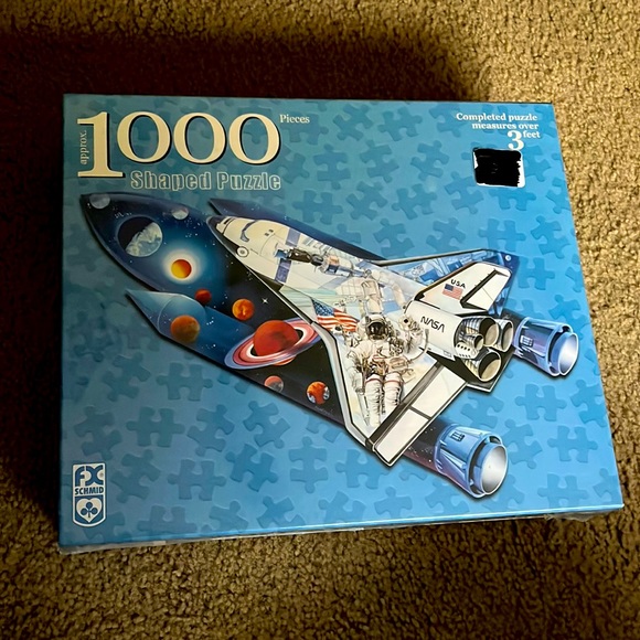 Brand new FX schmid 1000 piece shaped space shuttle puzzle. 3 feet long. - Picture 1 of 3